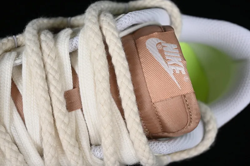 All Categories Nk SB Dunk Series Nk SB Dunk Low Low-top sneakers Nk Dunk Low Troublemaker Doll Soybean Milk Bear Maillard Simple and versatile SB strap low-top casual sneakers DD1873-200